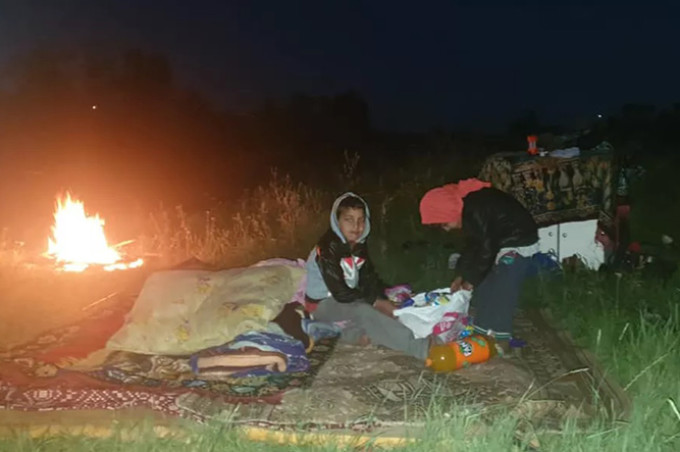 Patru copii dorm sub cerul liber