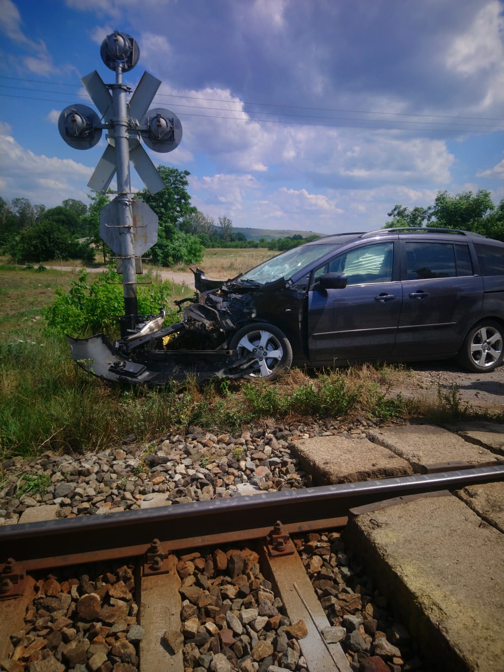 Un sofer de 69 de ani a fugit dupa ce masina sa a fost lovita de tren